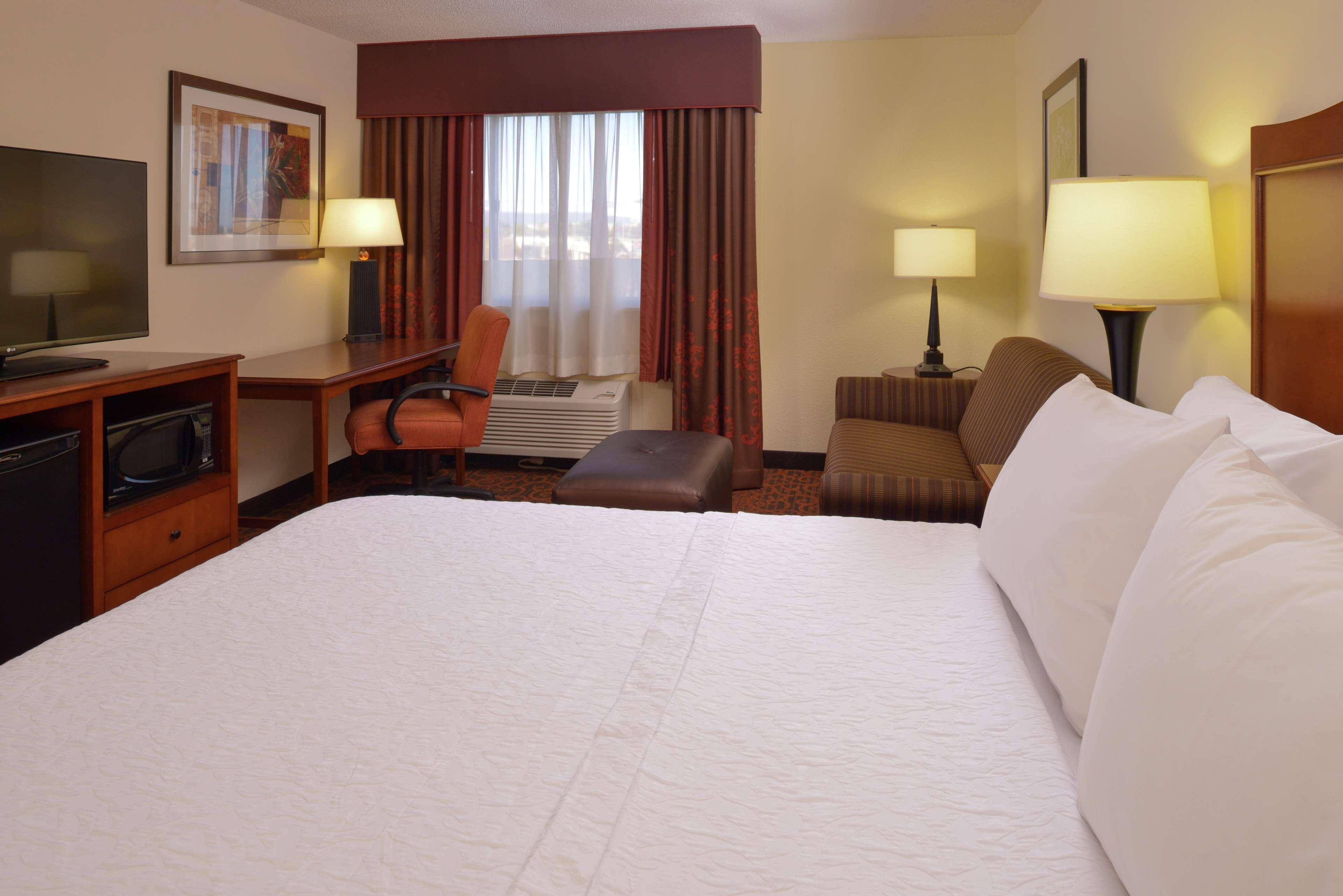 Hampton Inn Frederick Bagian luar foto