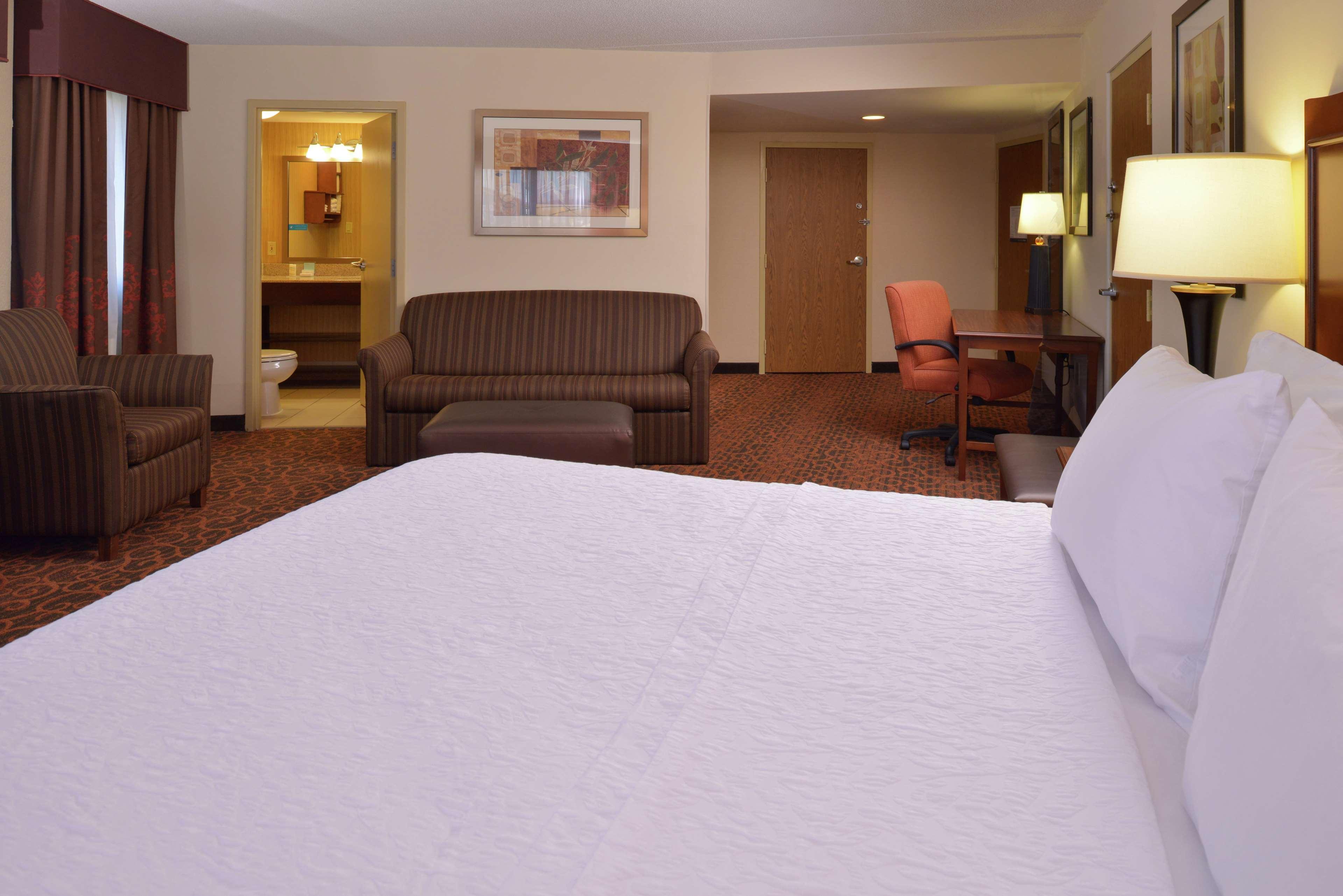 Hampton Inn Frederick Bagian luar foto