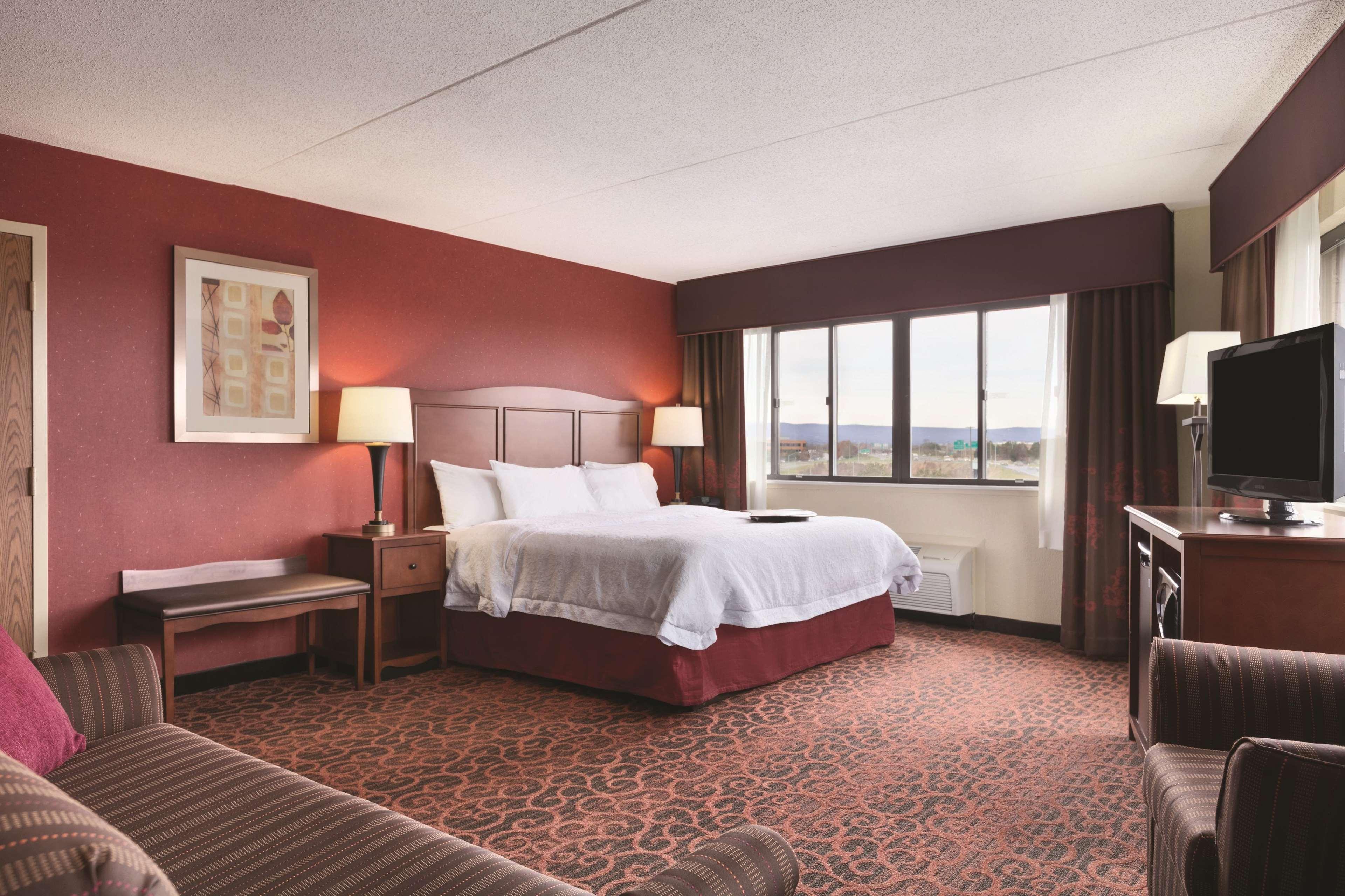 Hampton Inn Frederick Bagian luar foto
