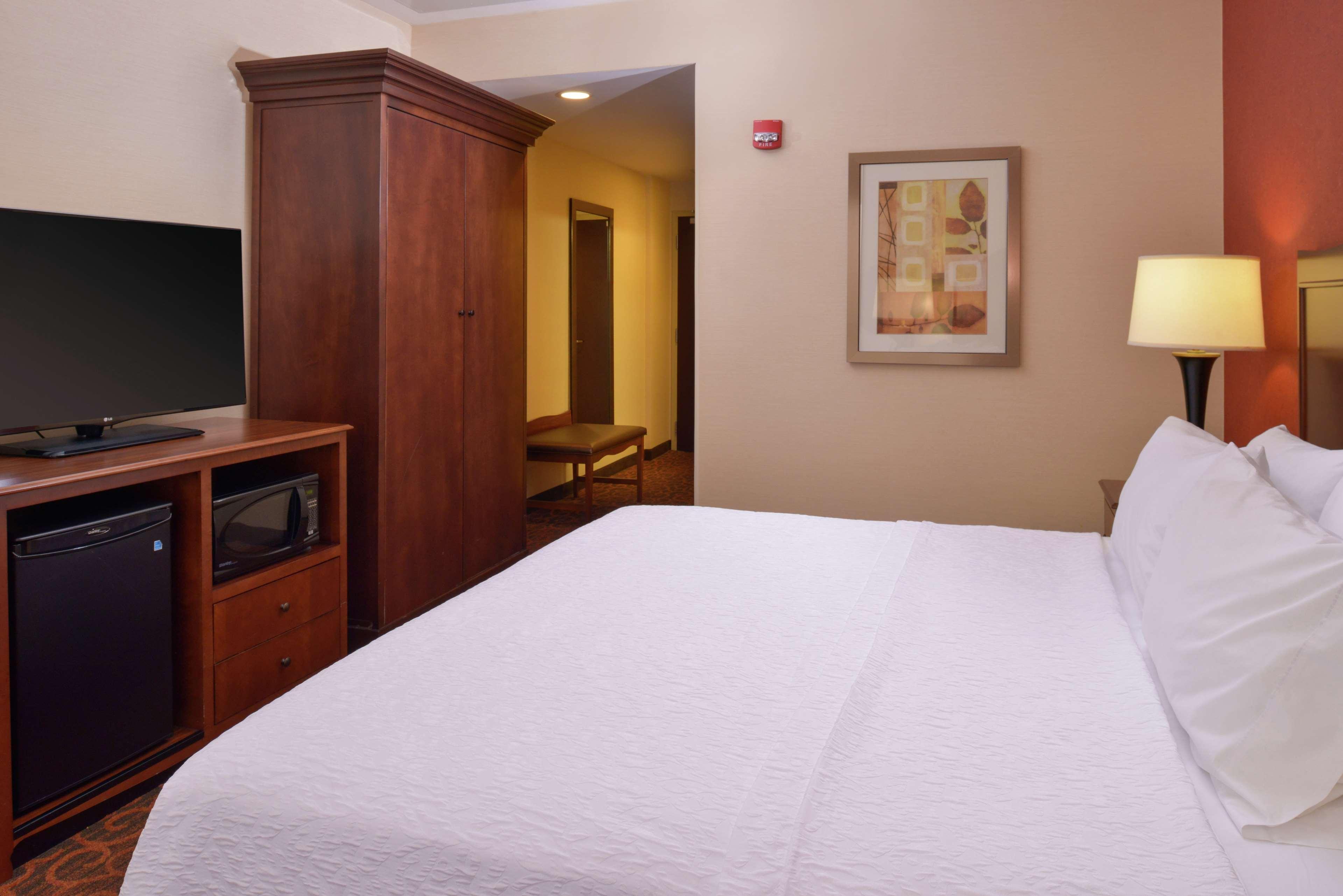 Hampton Inn Frederick Bagian luar foto