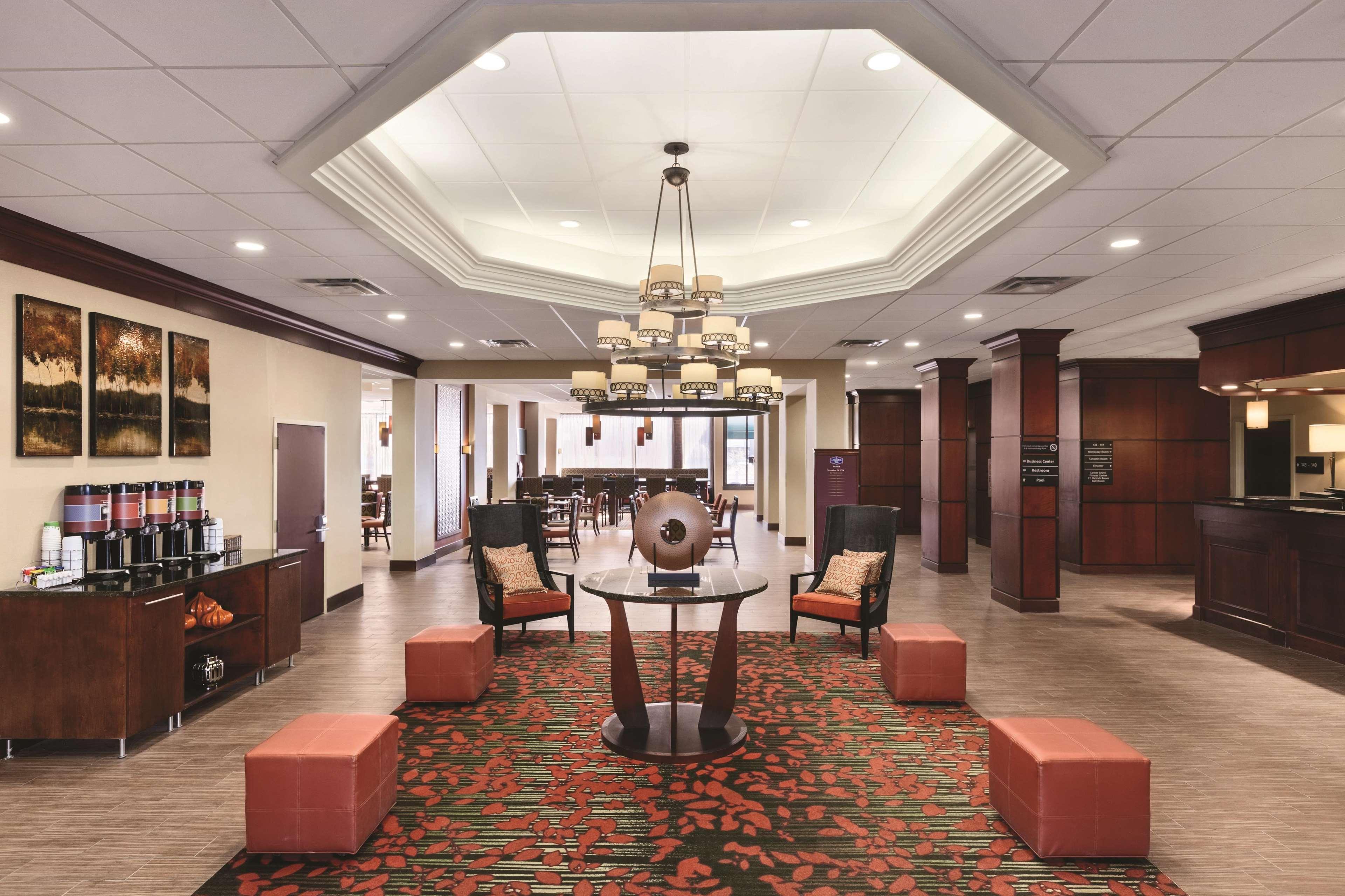 Hampton Inn Frederick Bagian luar foto