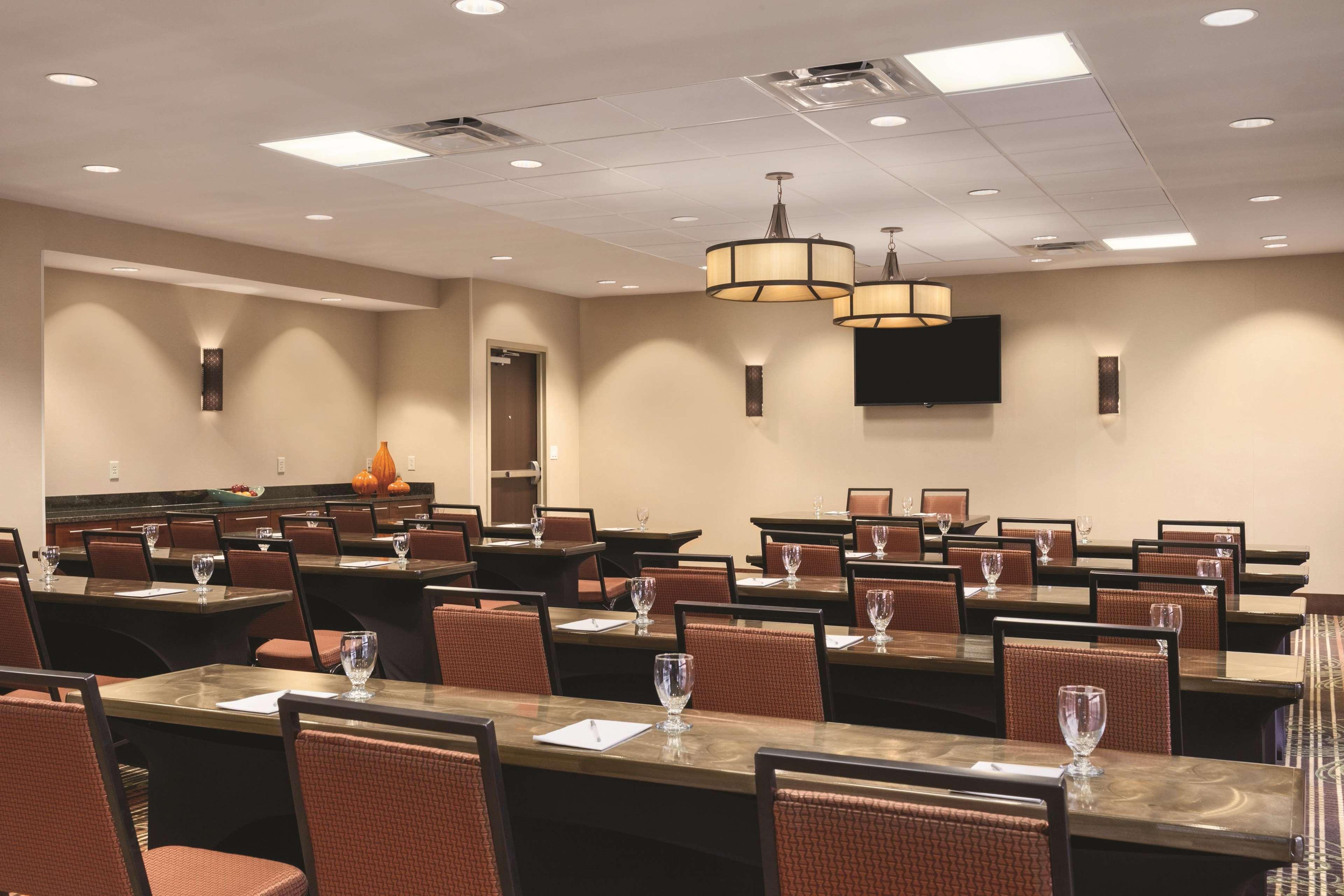 Hampton Inn Frederick Bagian luar foto