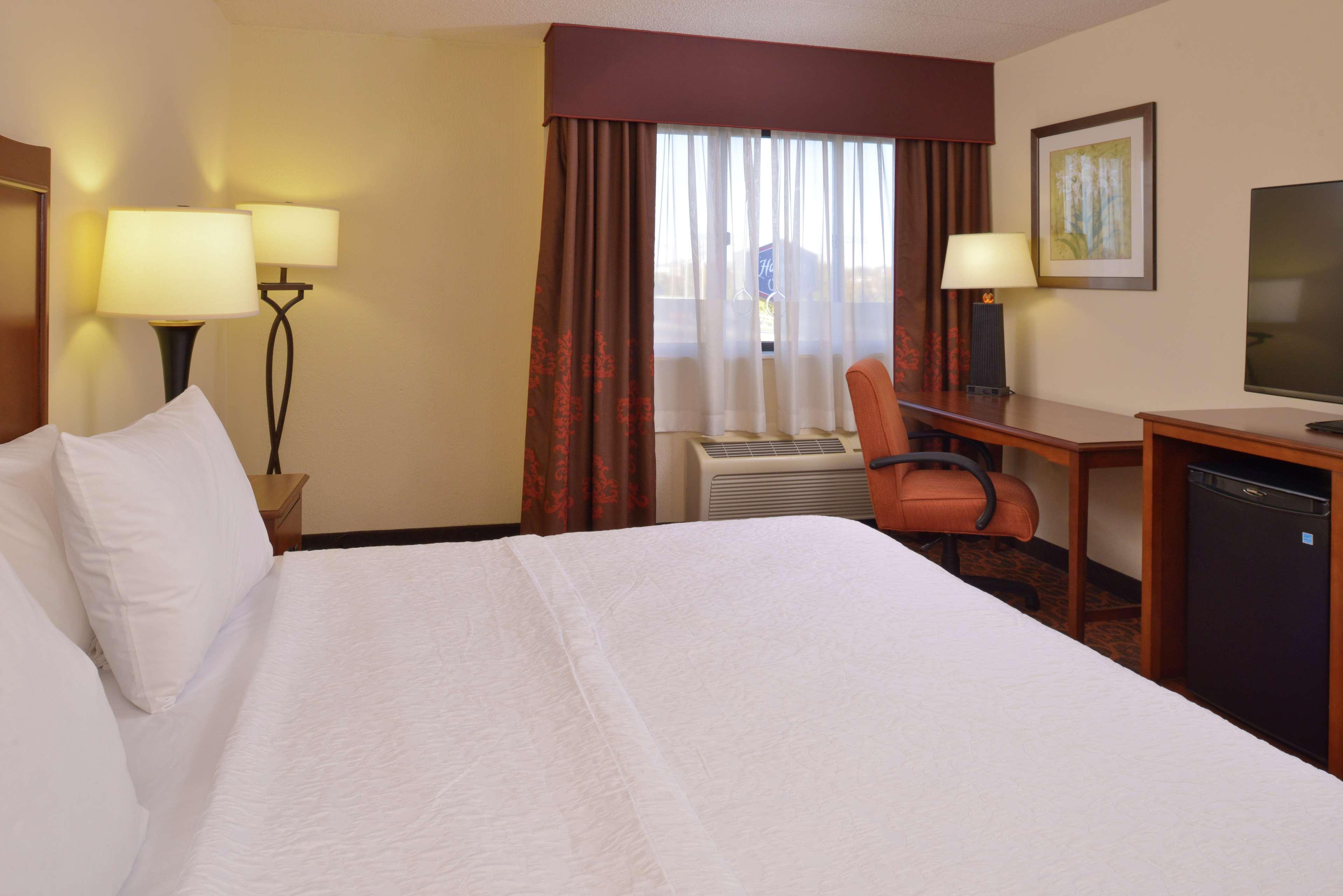 Hampton Inn Frederick Bagian luar foto