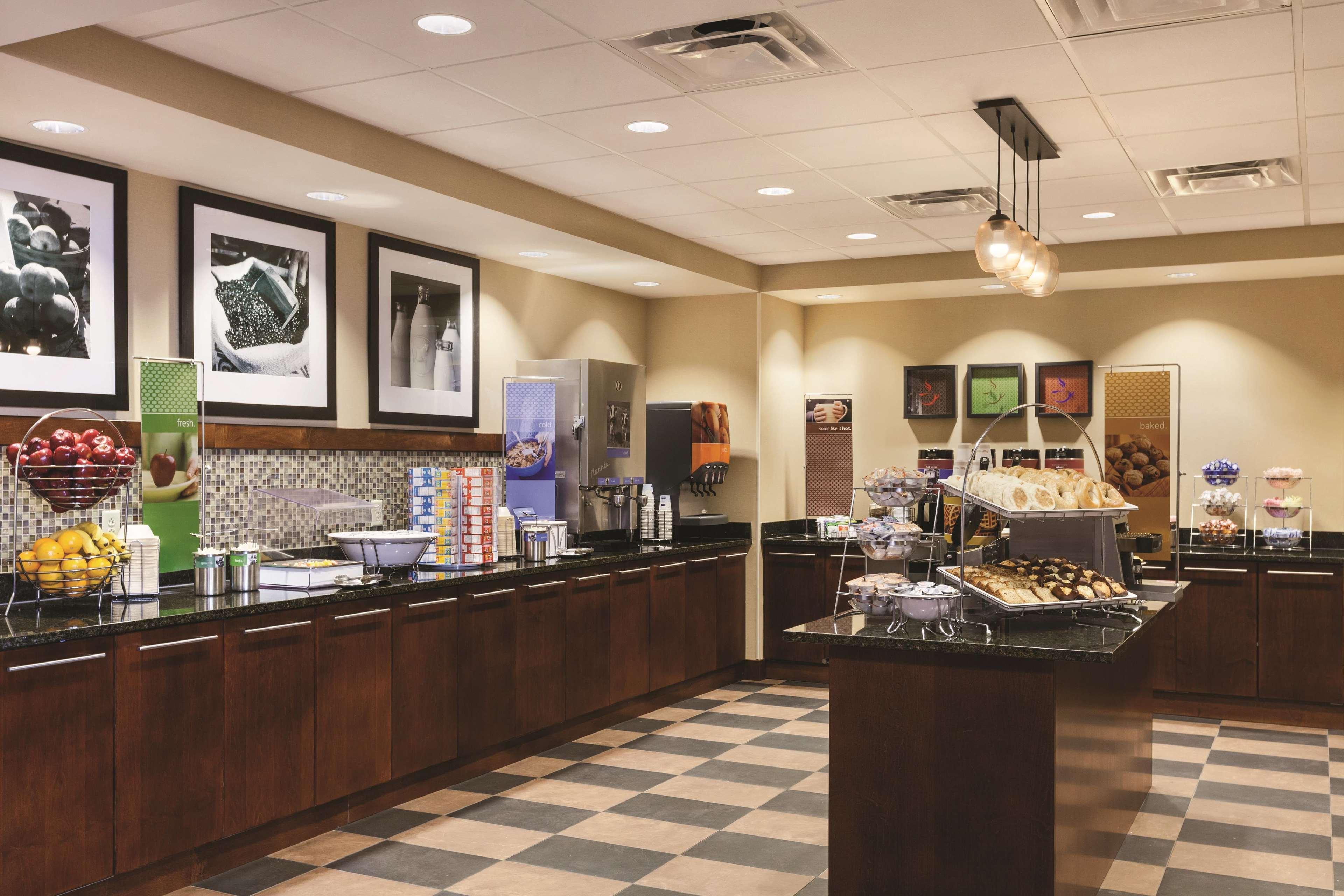 Hampton Inn Frederick Bagian luar foto
