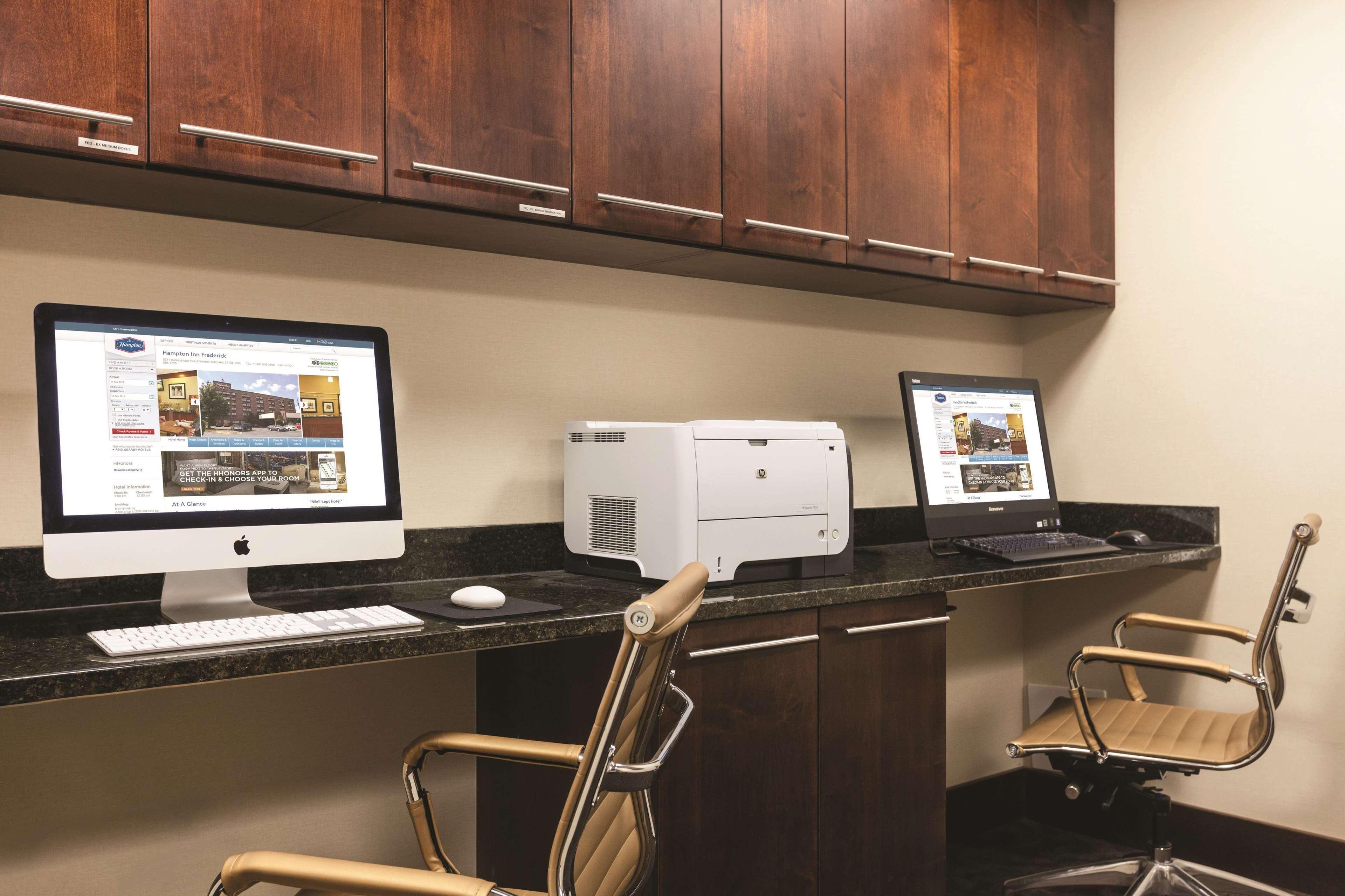 Hampton Inn Frederick Bagian luar foto