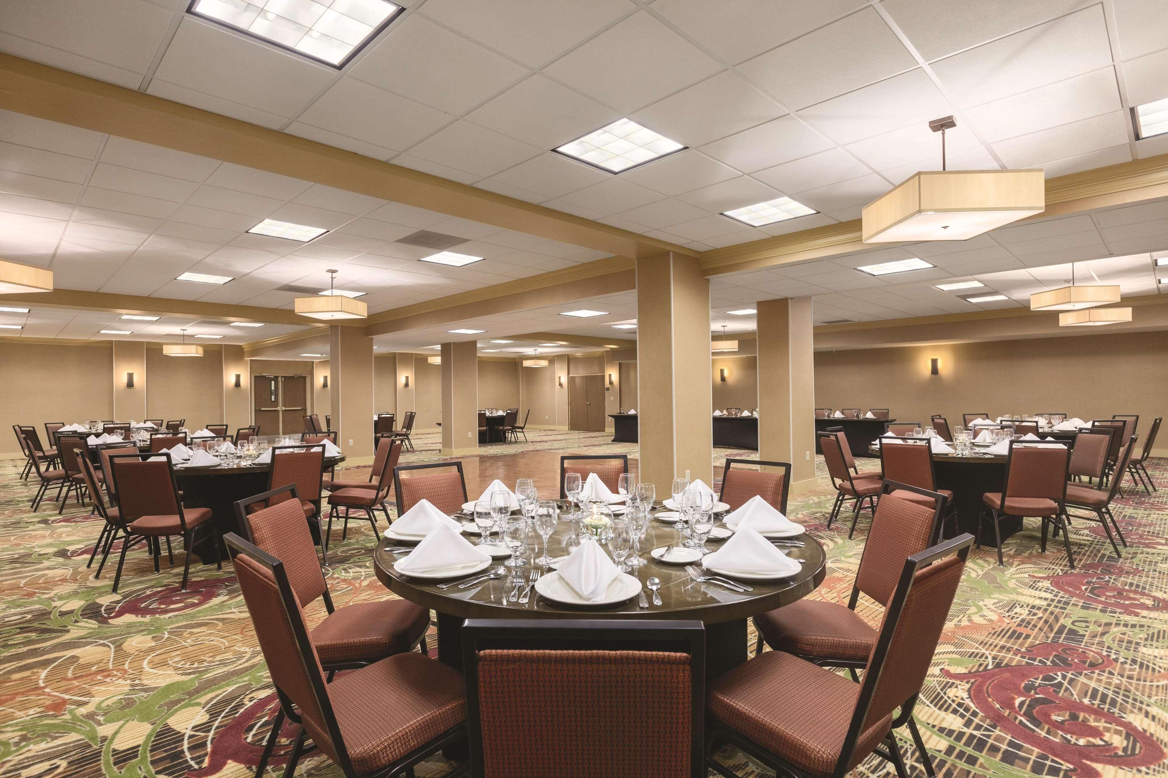 Hampton Inn Frederick Bagian luar foto