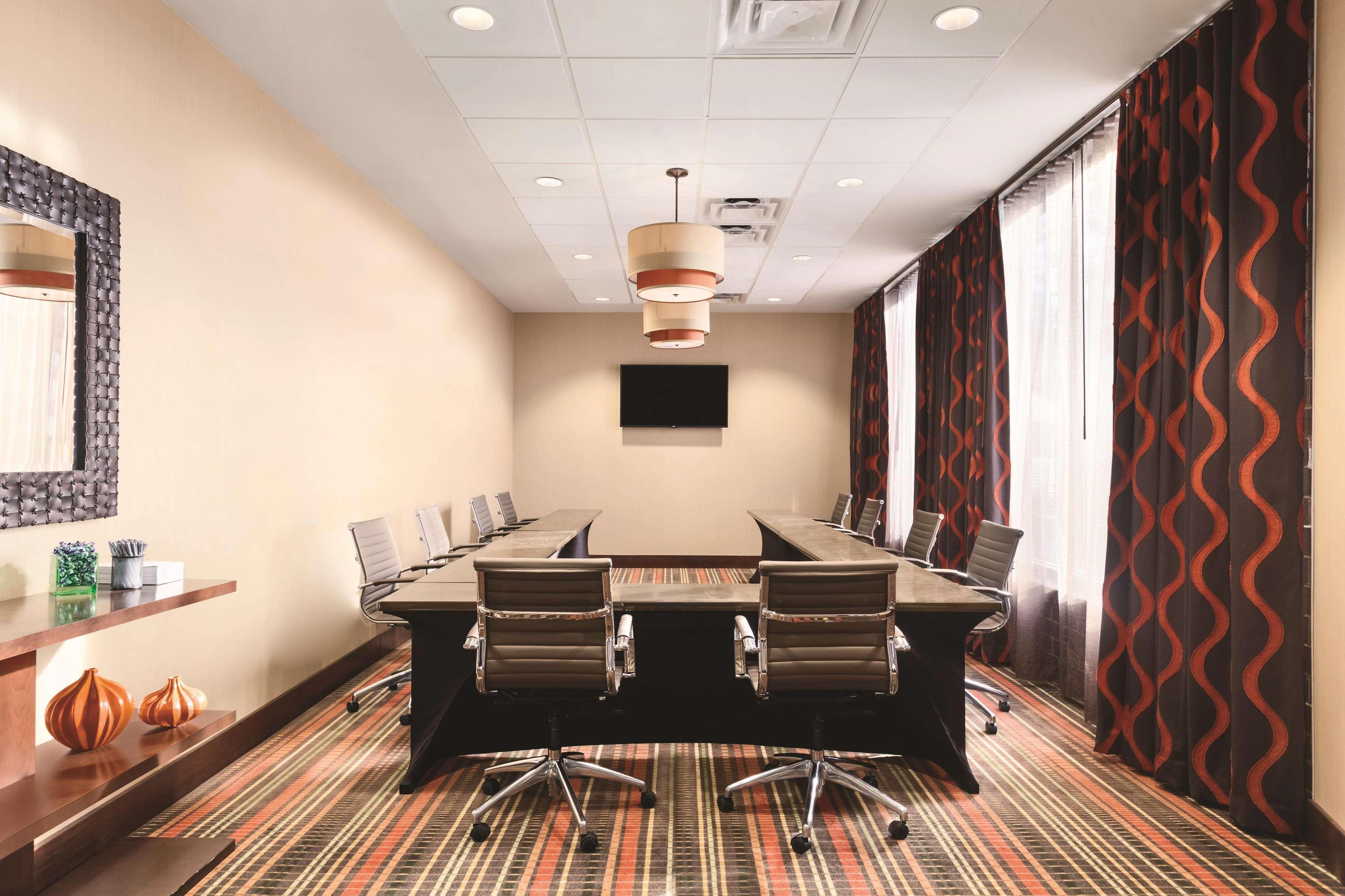 Hampton Inn Frederick Bagian luar foto