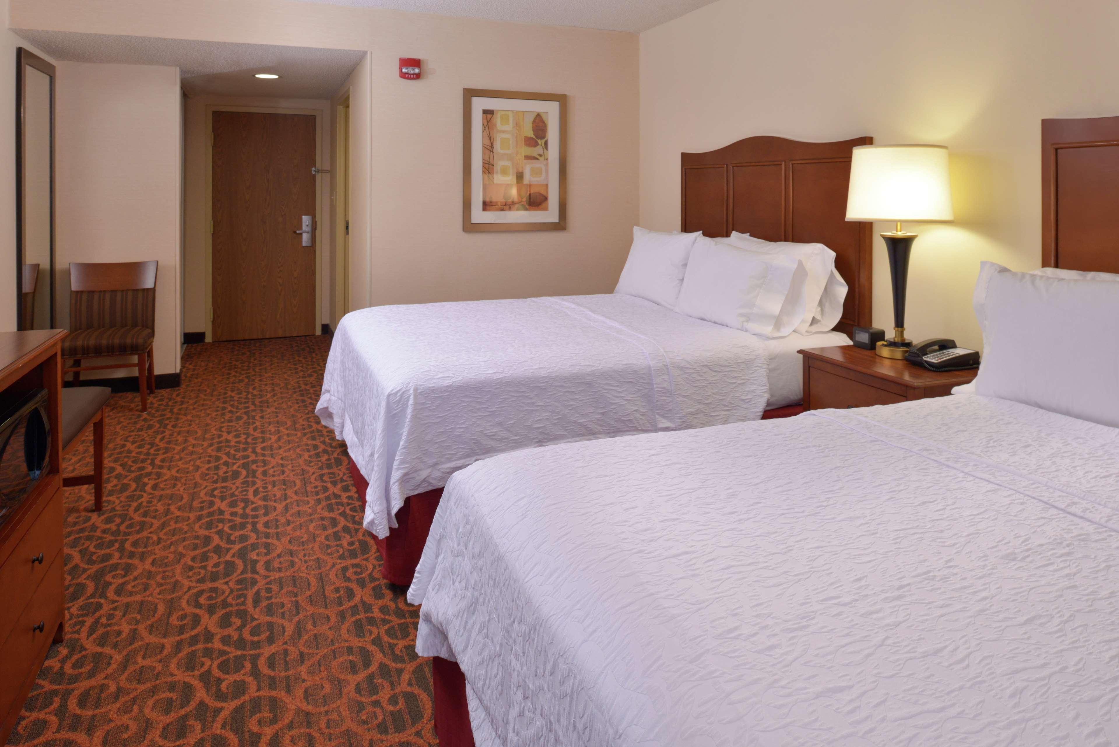 Hampton Inn Frederick Bagian luar foto