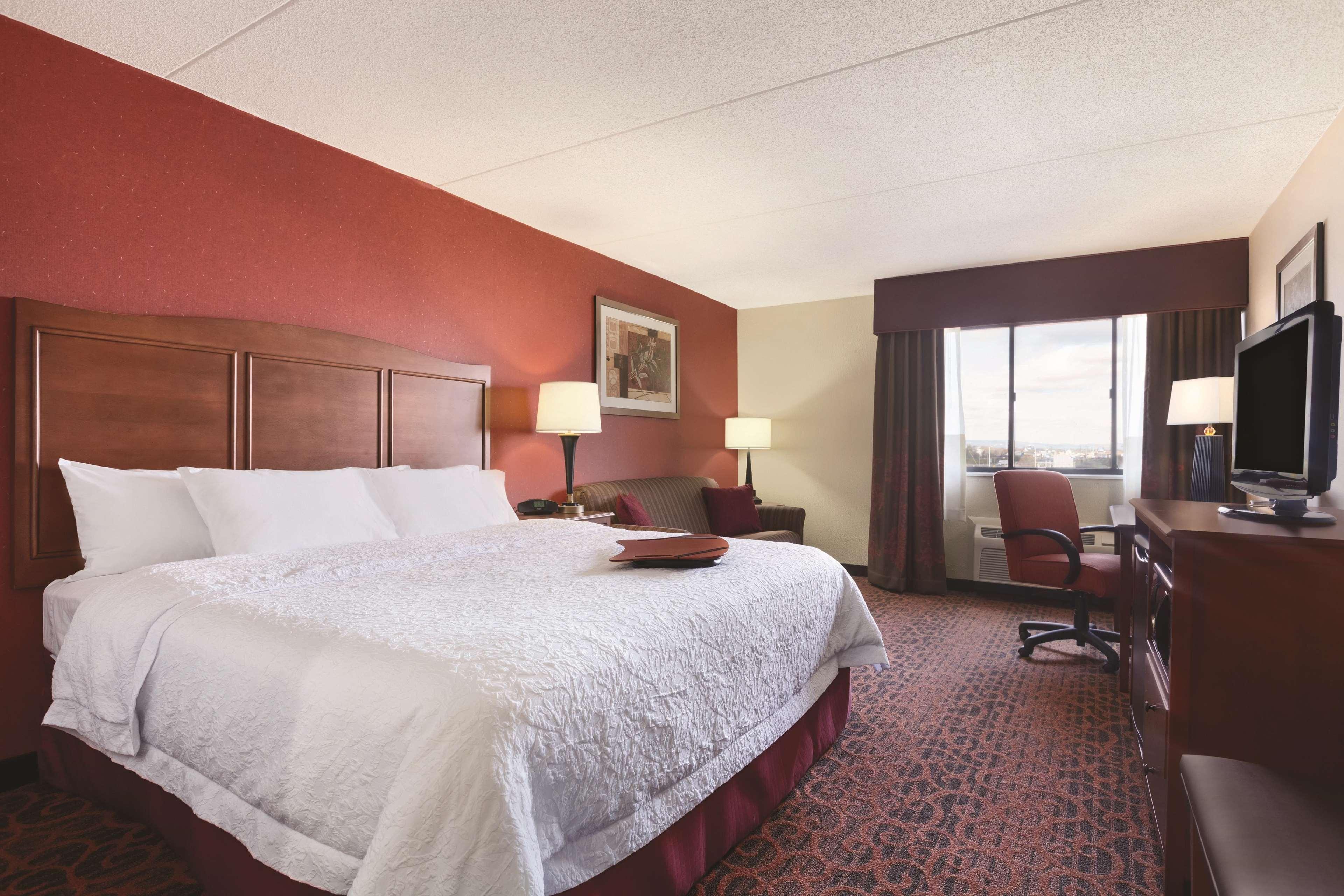 Hampton Inn Frederick Bagian luar foto