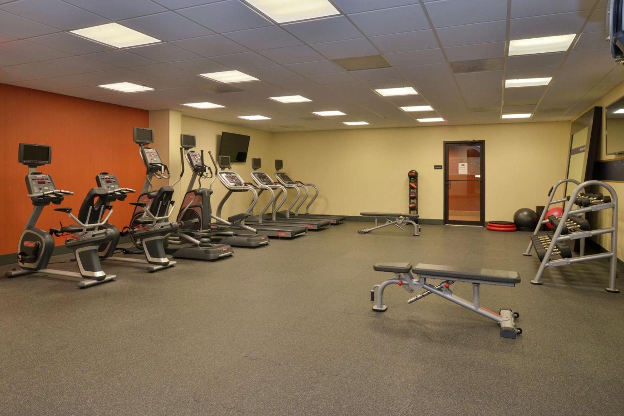 Hampton Inn Frederick Bagian luar foto