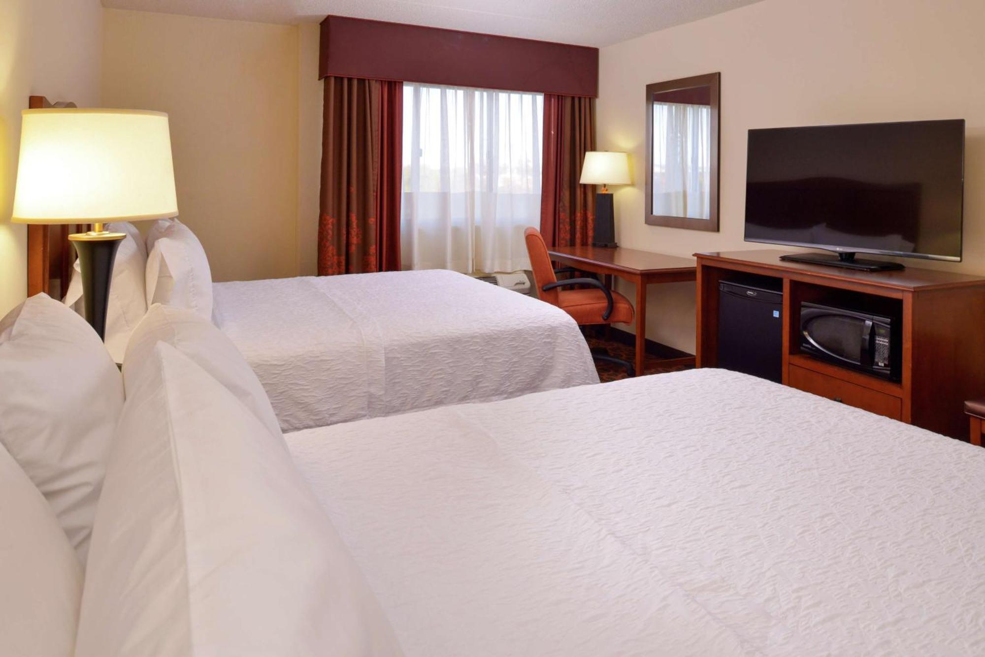 Hampton Inn Frederick Bagian luar foto