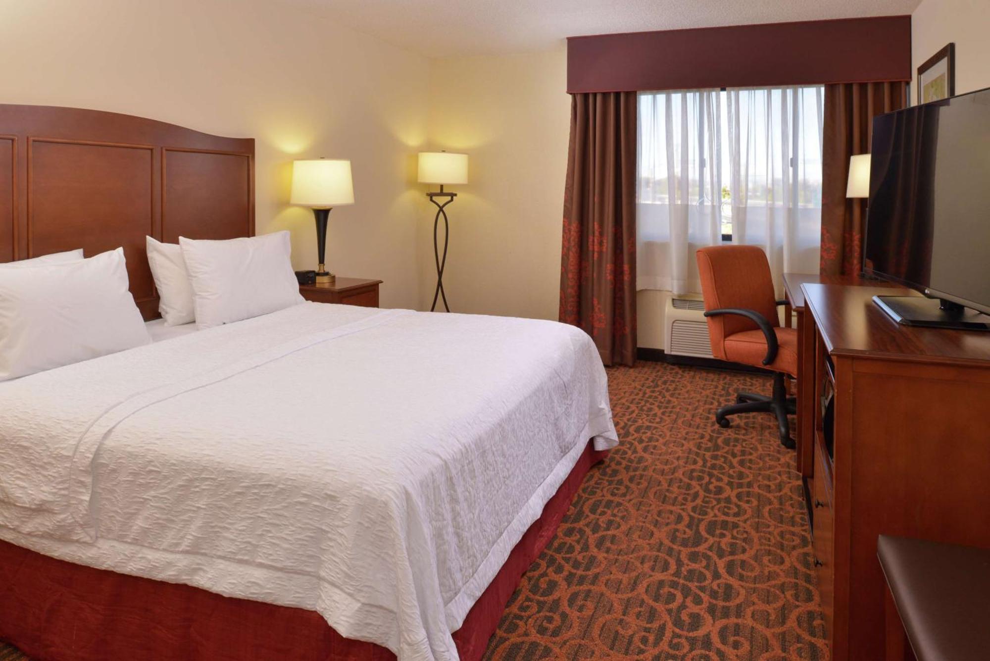Hampton Inn Frederick Bagian luar foto