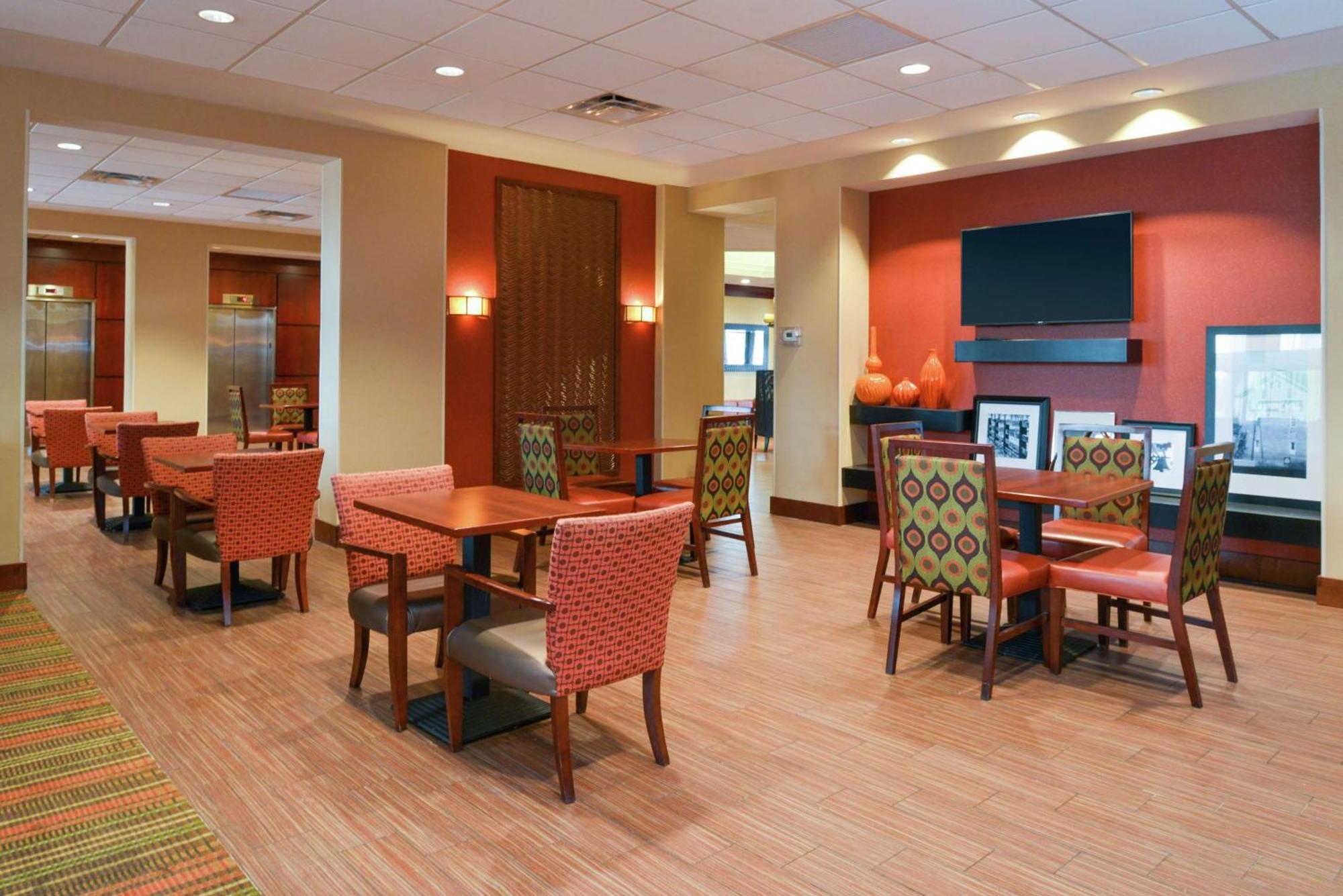 Hampton Inn Frederick Bagian luar foto