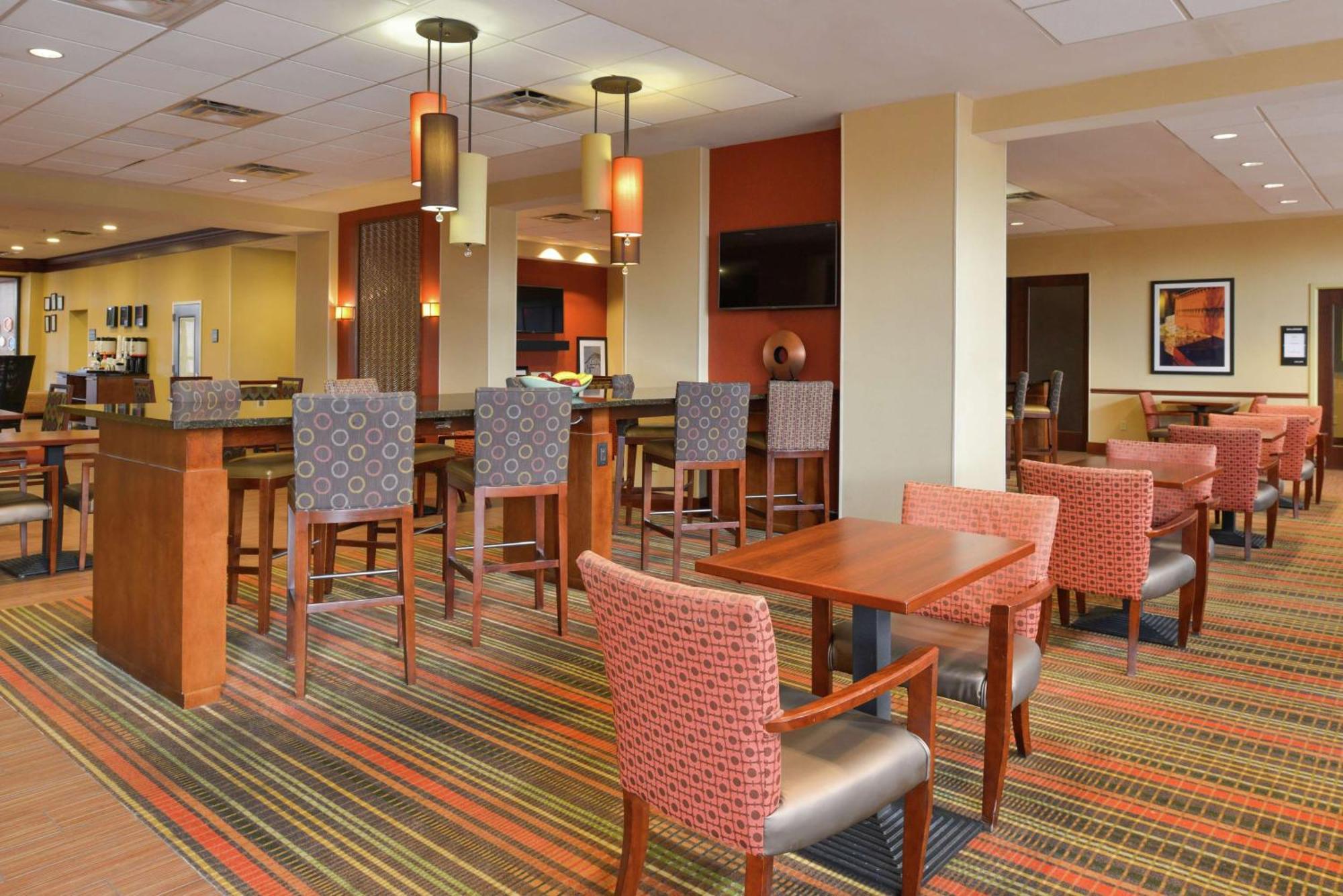 Hampton Inn Frederick Bagian luar foto
