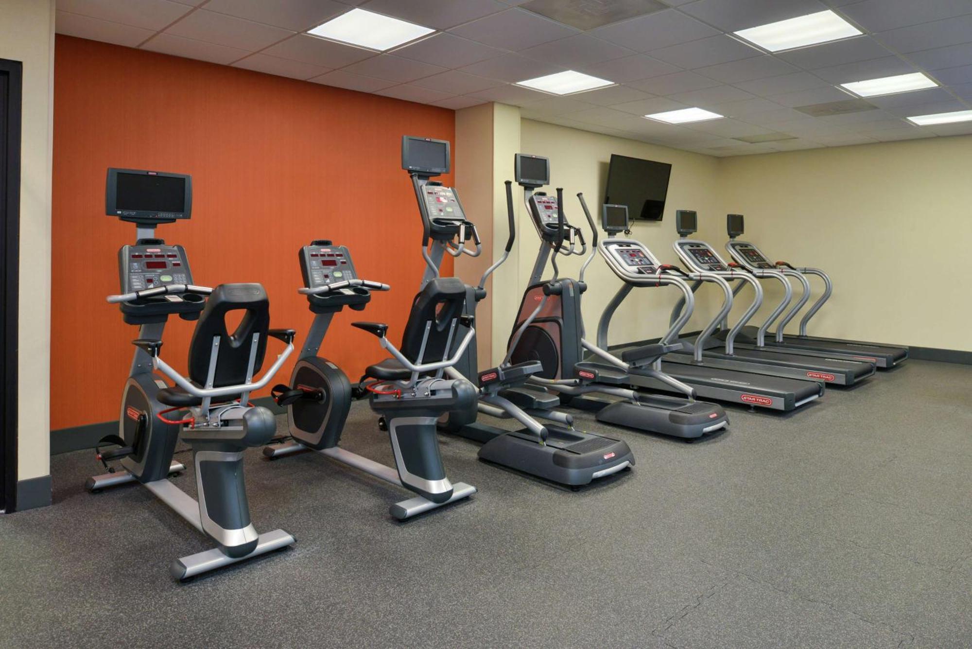 Hampton Inn Frederick Bagian luar foto