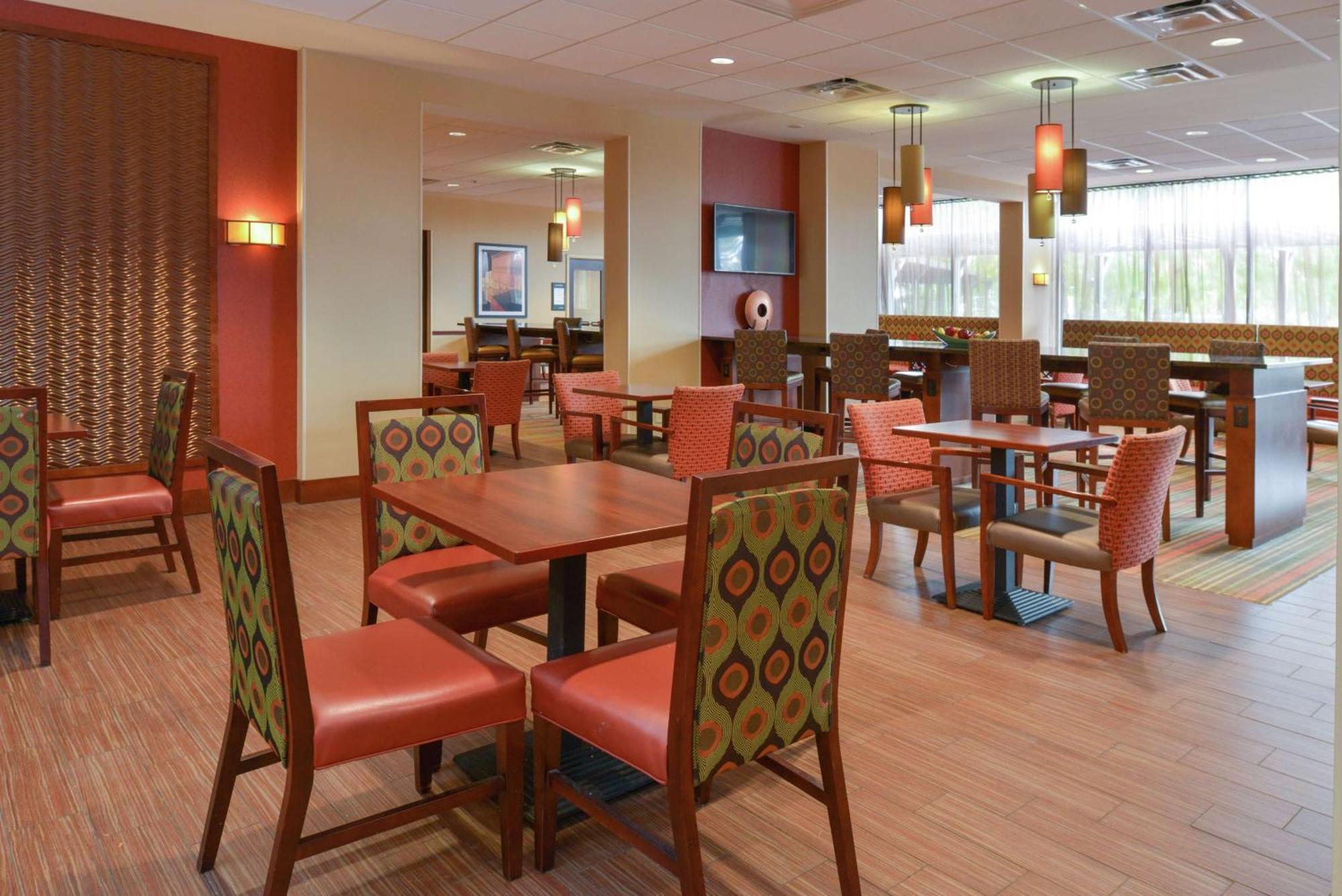 Hampton Inn Frederick Bagian luar foto