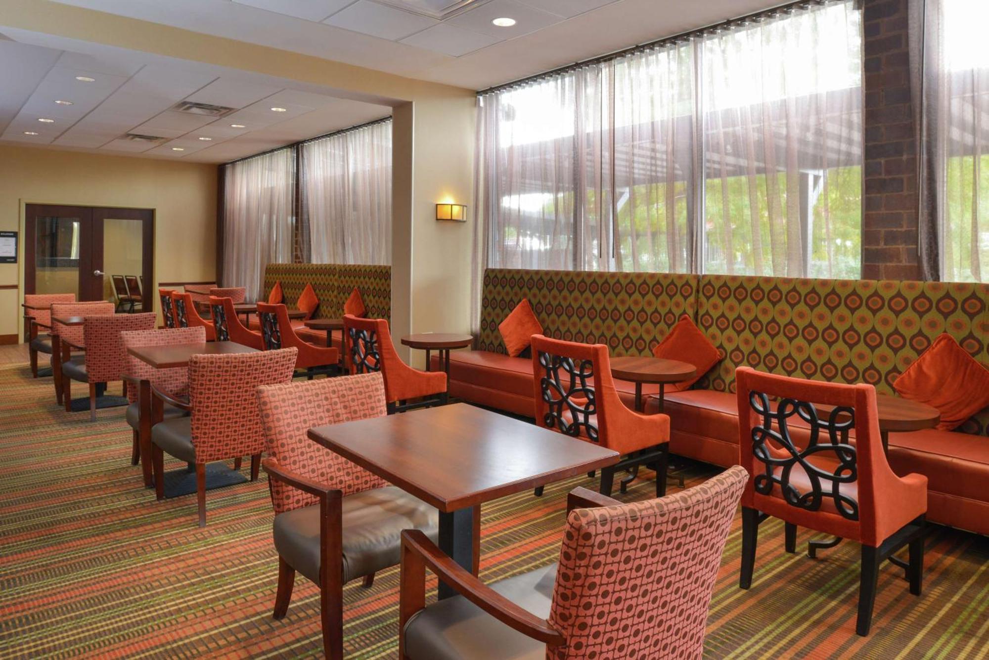 Hampton Inn Frederick Bagian luar foto